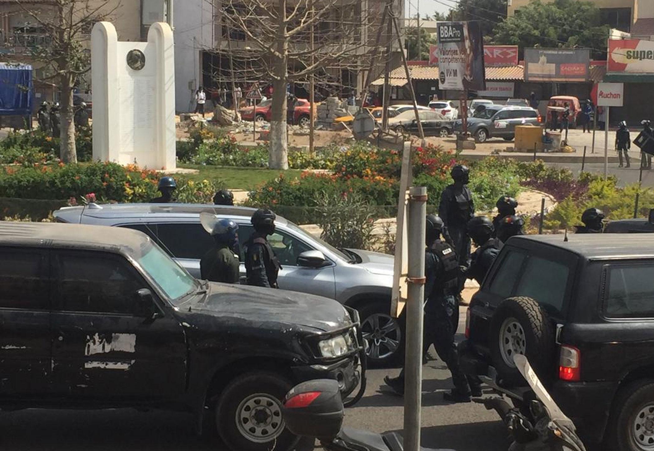 Rond point Mermoz : Ousmane Sonko refuse de passer par la corniche, des bombes à grenades lacrymogènes tirées 