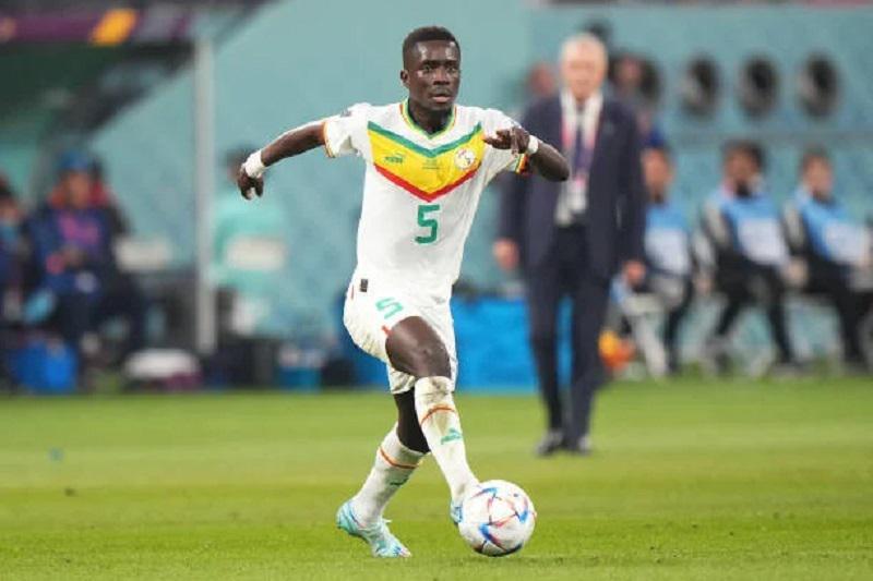 Nombre de sélections en équipe nationale : Gana à un match du record d'Henri Camara
