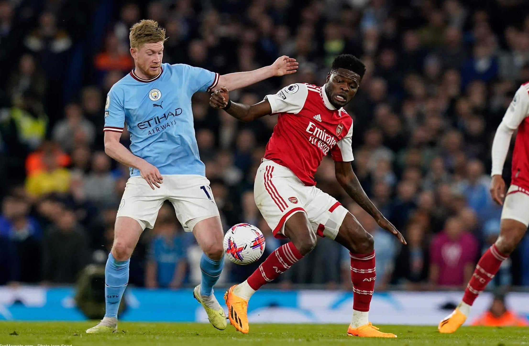 Manchester City écrase Arsenal et file vers le titre