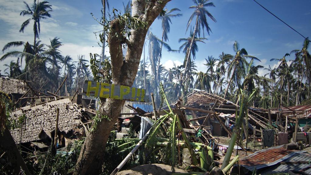 Maisons détruites dans le village de Mantang au centre des Philippines. AFP