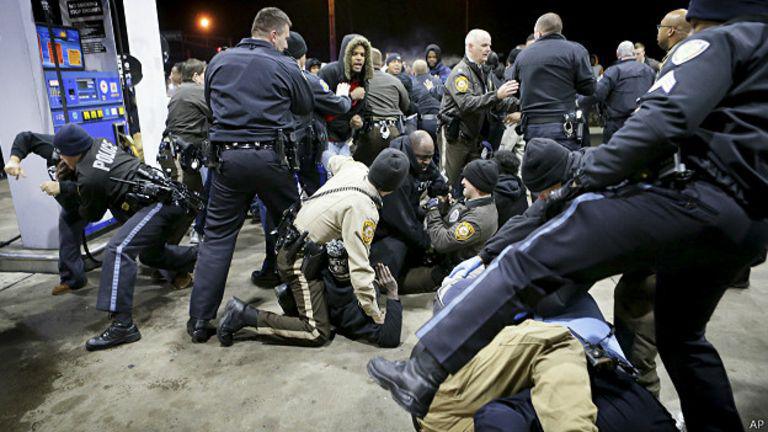 La police a eu du mal à contrôler la foule rassemblée sur les lieux de la fusillade.