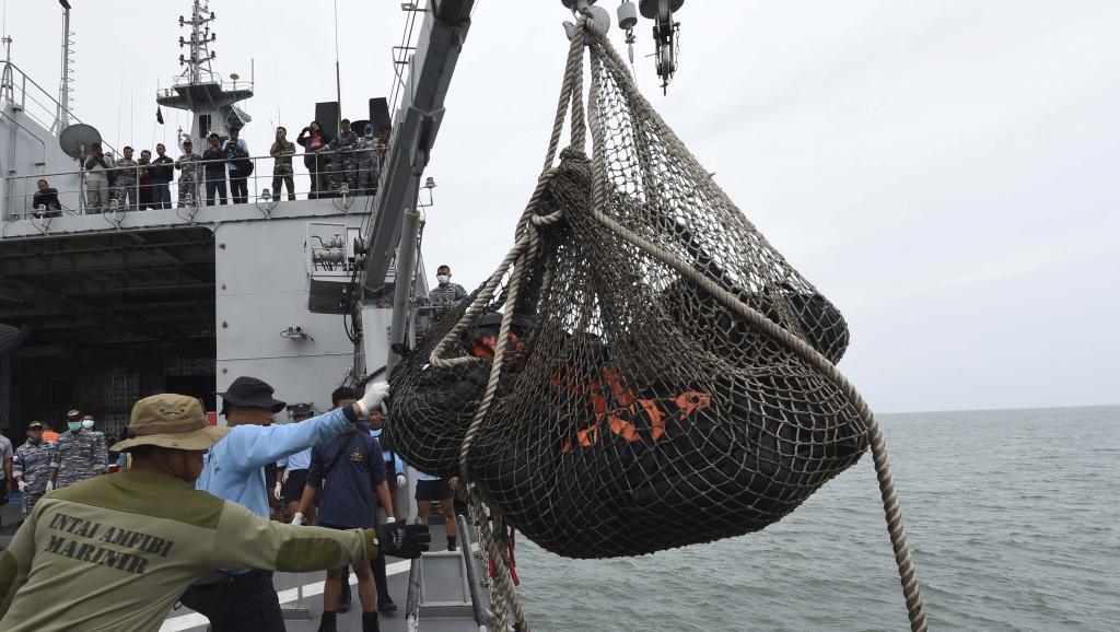 Les équipes techniques chargées de l'enquête sur les causes de l'accident remontent à bord d'un navire de la marine indonésienne des restes du vol QZ8501 d'AirAsia, le 3 janvier REUTERS/Adek Berry/Pool