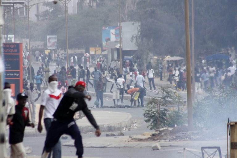 Manifestations à l’Ucad : un policier blessé et plusieurs dégâts matériels notés