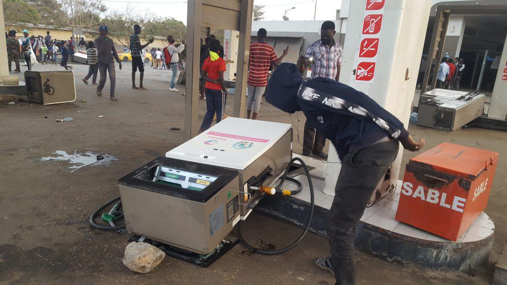 Manifestations au Sénégal : 14 Stations Shell saccagées et pillées