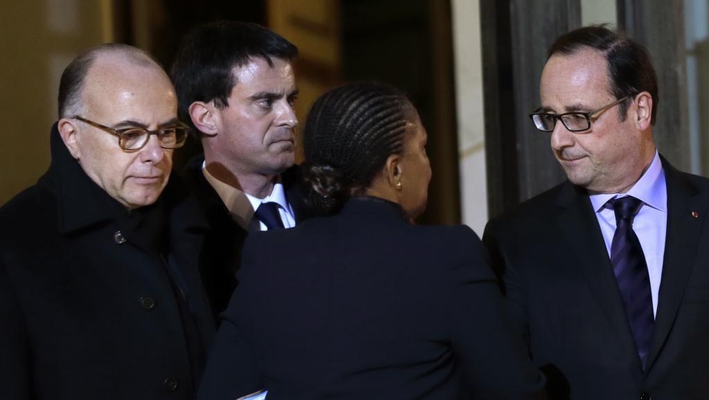 Réunion de crise vendredi soir à l'Elysée autour de François Hollande (D): Bernard Cazeneuve, ministre de l'Intérieur (G), Manuel Valls, Premier ministre (C) et Christiane Taubira, ministre de la Justice (de dos). REUTERS/Philippe Wojazer