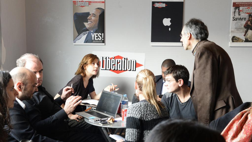 L'équipe de Charlie Hebdo, photographiée le 9 janvier 2015 dans les locaux du quotidien Libération. AFP PHOTO / BERTRAND GUAY