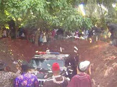 Kenya : Conformément à sa dernière volonté, un homme est enterré avec sa voiture!