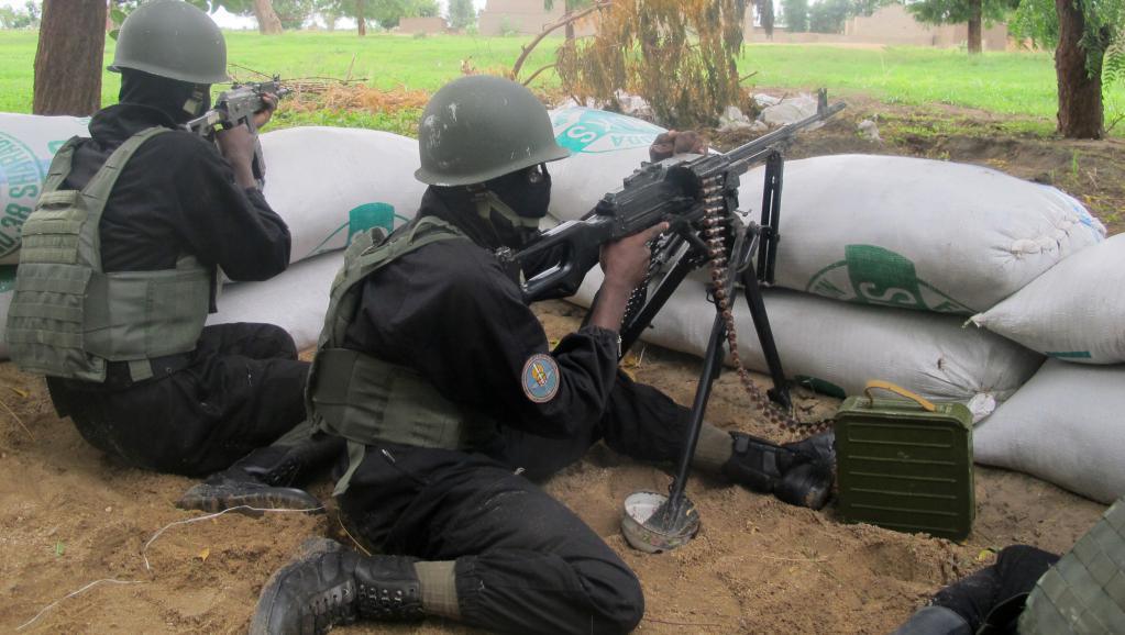 Des soldats camerounais, le 17 juin 2014, dans la ville-frontière d'Amchidé, à l'extrême nord du pays. Reinnier KAZE / AFP