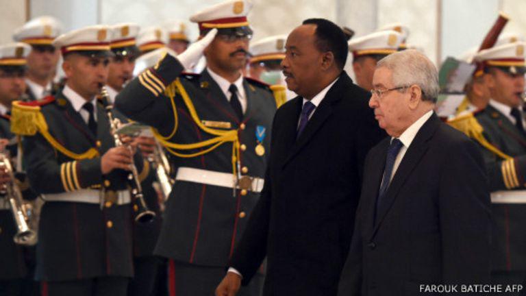 Le président du Sénat algérien, Abdelkader Bensalah (D), a accueilli le président nigérien Mahamadou Issoufou à l'aéroport Houari Boumediene à Alger, la capitale, le 25 janvier 2015.