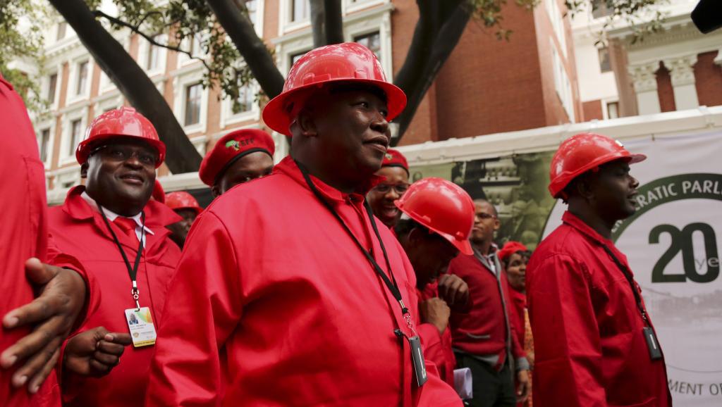 Julius Malema, leader du parti EFF, se rend au Parlement sud-africain où il vient d’être élu, le 21 mai 2014. REUTERS/Sumaya Hishaml