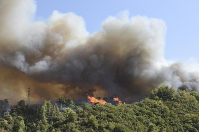 Grèce: plusieurs ordres d'évacuation émis en raison d'incendies de forêt