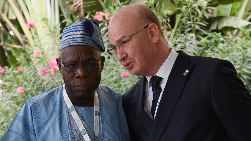 le commissaire à la paix et à la sécurité de l'Union africaine Smaïl Chergui, ici en conversation avec l'ancien président du Nigeria, Olusegun Obasanjo. AFP PHOTO / SEYLLOU