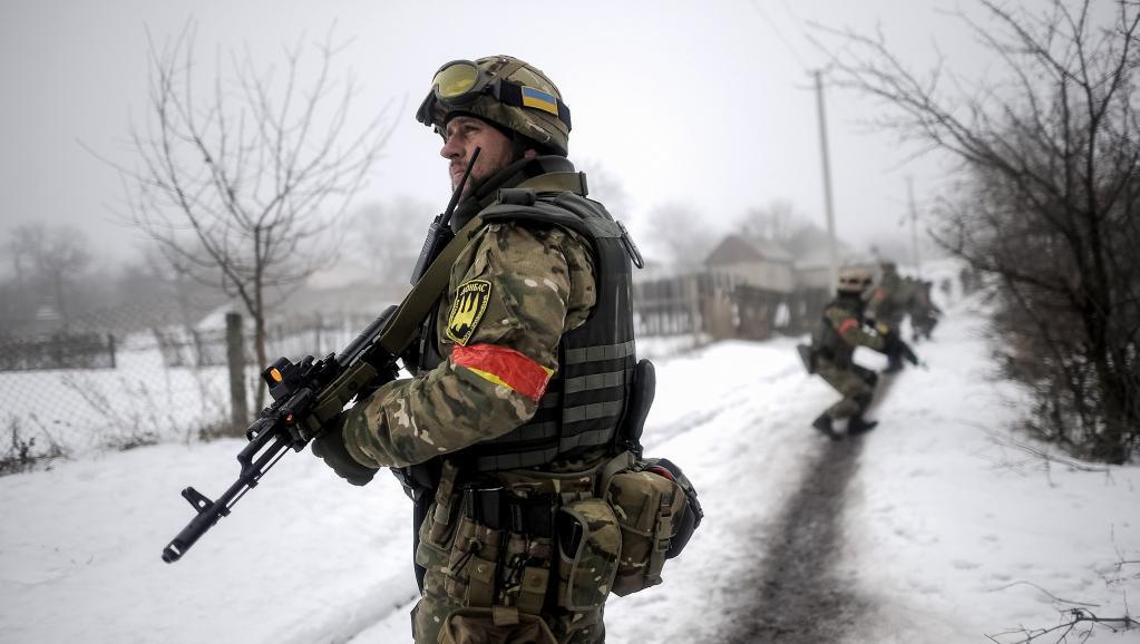 Une patrouille militaire ukrainienne dans un village de la région de Lougansk, le 28 janvier 2015. REUTERS/Maksim Levin