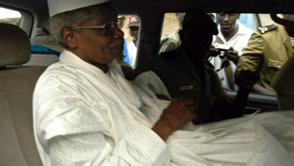 L'ex-dictateur tchadien, Hissène Habré, quittant la cour de Dakar sous escorte policière, le 25 novembre 2005. (Photo : AFP)