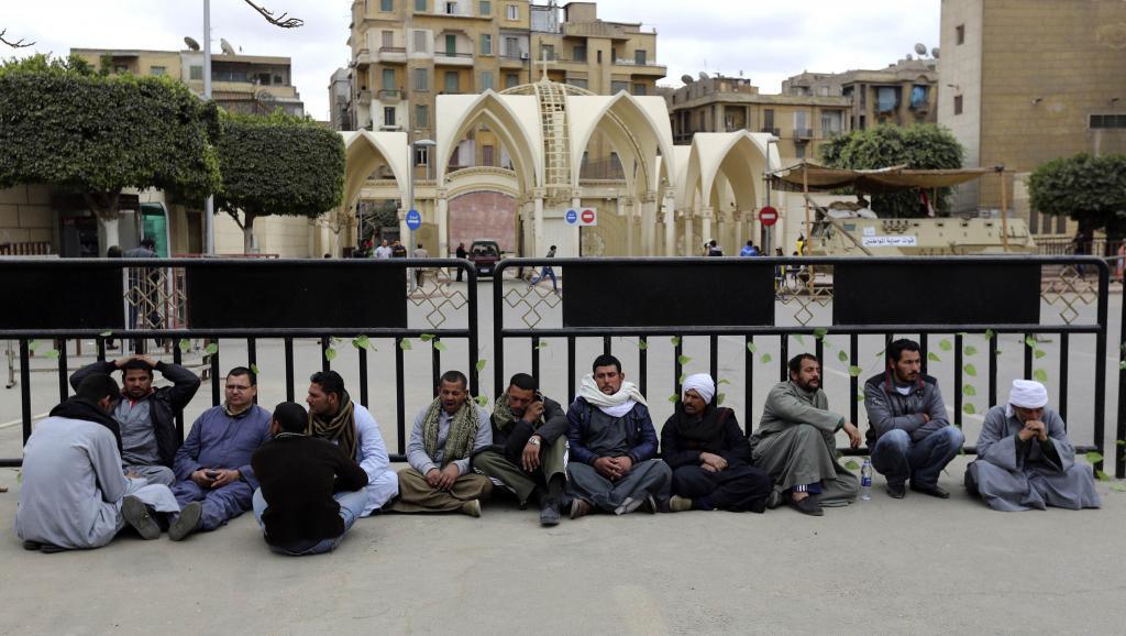 Autre signe de la présence du groupe EI en Libye : l’enlèvement de 27 travailleurs coptes égyptiens à Syrte. Sur la photo, des membres de la famille en sit-in devant la cathédrale orthodoxe de la ville, ce 13 février 2015. REUTERS/Mohamed Abd El Ghany