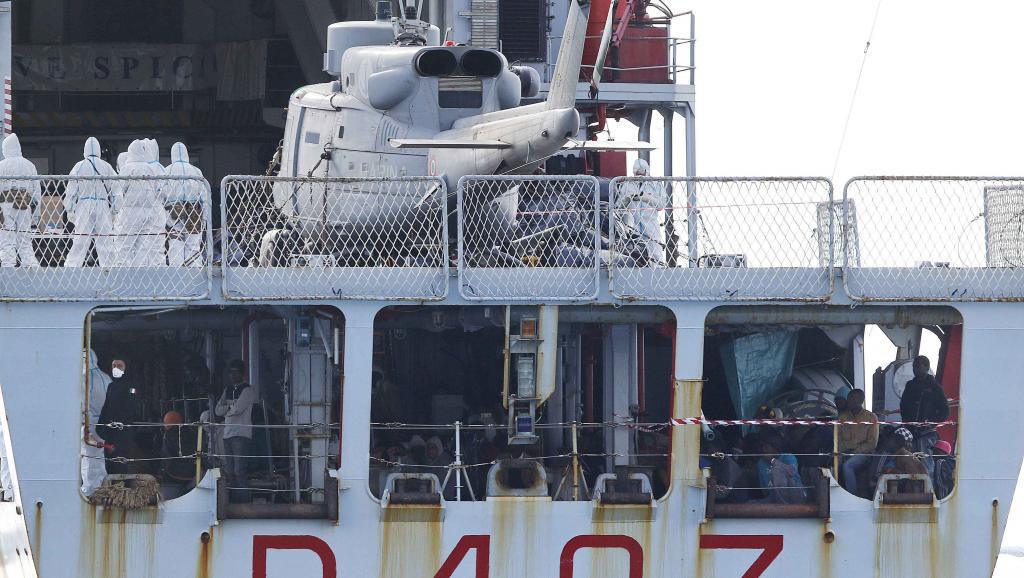 Des migrants arrivent en Sicile le 15 février à bord du navire de patrouille italien «Spica». REUTERS/Antonio Parrinello