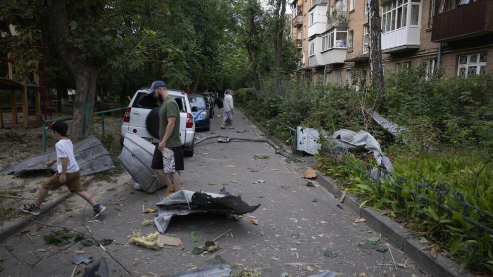 Guerre en Ukraine: deux morts à Kiev, un aéroport russe frappé par des drones