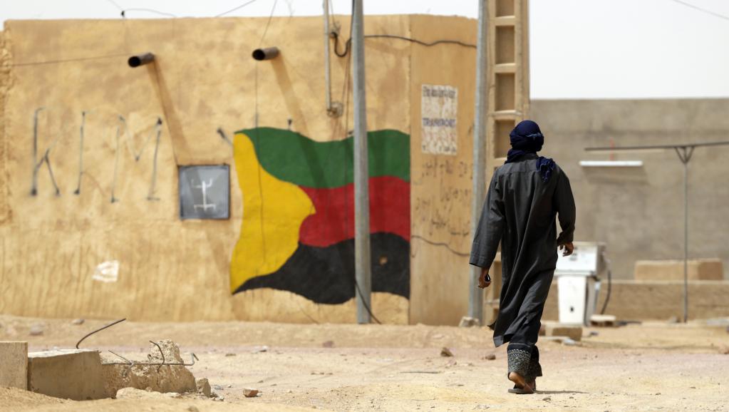 Un drapeau du MNLA, dans les rues de Kidal, en 2013. AFP PHOTO / KENZO TRIBOUILLARD