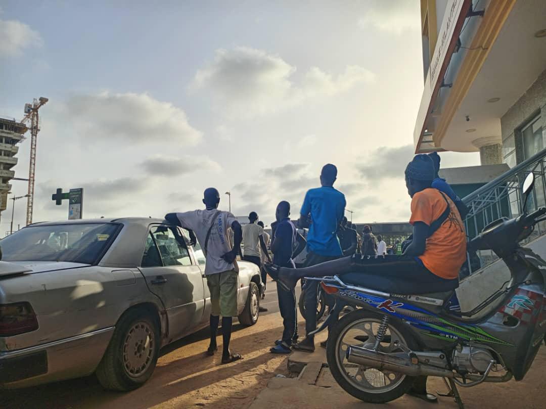 Ancienne piste Mermoz: les bulldozers rasent tout devant la tristesse des ouvriers occupants