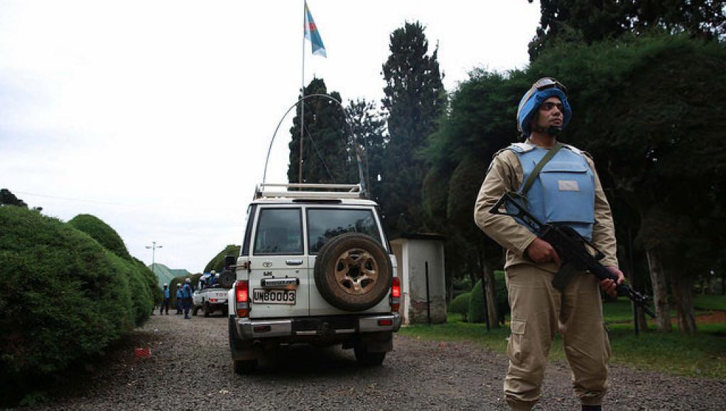 « La Monusco ne va pas rester éternellement en République démocratique du Congo », promet Martin Kobler, le patron de la mission de l'ONU en RDC. L'ONU a d'ailleurs proposé une réduction d'effectifs pour 2015 avec le retrait de 2 000 hommes, soit environ 10% des troupes. « Ce n'est pas assez. C'est trois fois moins que ce que réclame Kinshasa », s'insurge un diplomate congolais à New York, de source diplomatique. Car, entre le gouvernement congolais et les Nations unies, la présence de la Monusco dans le pays est source de tensions. Avant d'aller plus loin, explique Martin Kobler, il est impératif que la situation, notamment sécuritaire, s'améliore sur le terrain, en particulier à l'est du pays : « Quels sont les critères ? Ce sont les déplacés internes. C’est la restitution de l’autorité de l’Etat. C’est la performance de l’armée congolaise, la performance de la politique nationale congolaise. Est-ce qu’ils sont dans une position de garantir la sécurité du peuple à l’est du pays ? Jusqu’à maintenant, ce n’est pas le cas dans tout le territoire et c’est ce qu’on doit discuter parce que c’est important de ne pas laisser un pays fragile derrière nous ». Tomber d'accord sur le diagnostic Encore faut-il que Kinshasa et l'ONU tombent d'accord sur le diagnostic. Jeudi dernier, à New York, le ministre congolais des Affaires étrangères, Raymond Tshibanda Tunga Mulongo, s'est montré optimiste sur la situation sécuritaire. Il a reconnu « quelques poches d'insécurité » dans l'est du pays, mais a estimé que partout ailleurs « la paix et la sécurité » régnaient désormais. De quoi justifier un retrait rapide des troupes onusiennes, selon lui. « Le moment est venu pour la RDC d'assumer pleinement ses responsabilités », a martelé le ministre, en demandant à l'ONU de respecter une aspiration « légitime ». Pour aplanir leurs différends, l'ONU et le gouvernement de la République démocratique du Congo annoncent qu'ils vont mener à parti de lundi des discussions à Kinshasa. Et c’est jeudi prochain, le 26 mars, qu’une résolution sur le renouvellement du mandat de la Monusco doit être soumise au vote du Conseil de sécurité. Il expire normalement à la fin du mois.