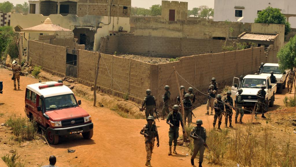 Des policiers devant la maison où a eu lieu l'explosion qui a fait un mort, vendredi 3 avril au nord de Bamako.