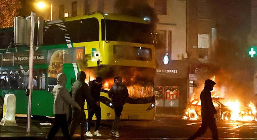 En Irlande, de violents heurts imputés à l'extrême droite à Dublin après une attaque au couteau
