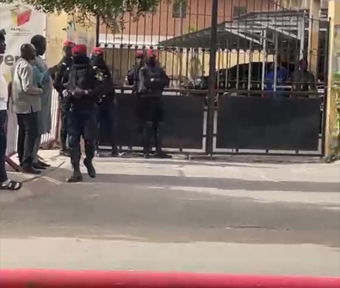Ayib Daffé devant les locaux de la DGE depuis 16 heures… ça bouge !