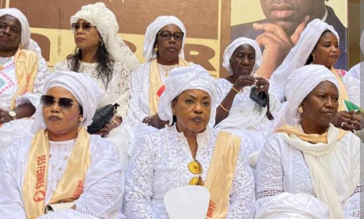 Discorde dans le groupe WhatsApp des femmes de l'APR : les camps pro-Macky et pro-Amadou Ba s'écharpent