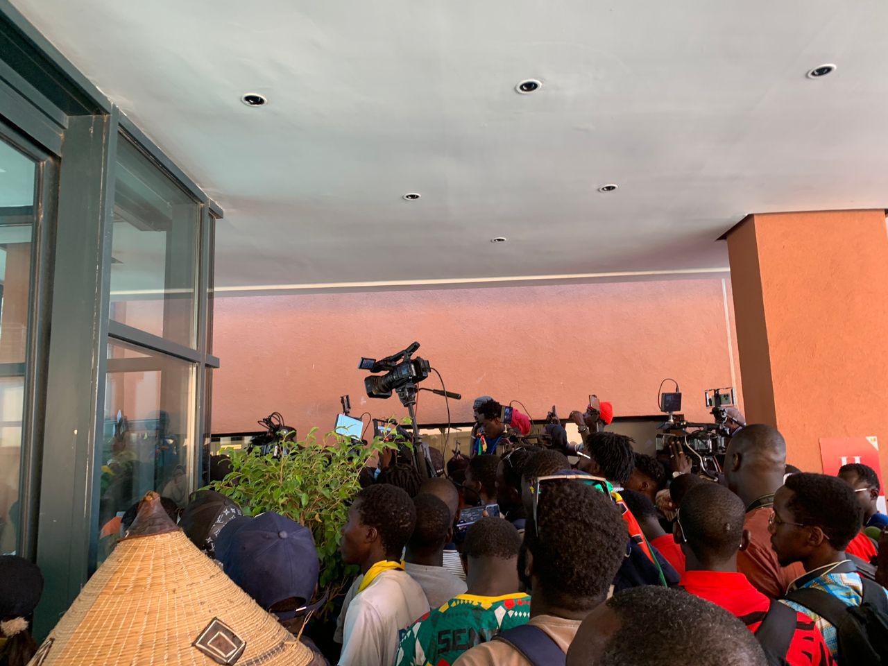 Conférence conjointe de Diomaye et de Sonko : Une bousculade énorme devant la porte d’entrée