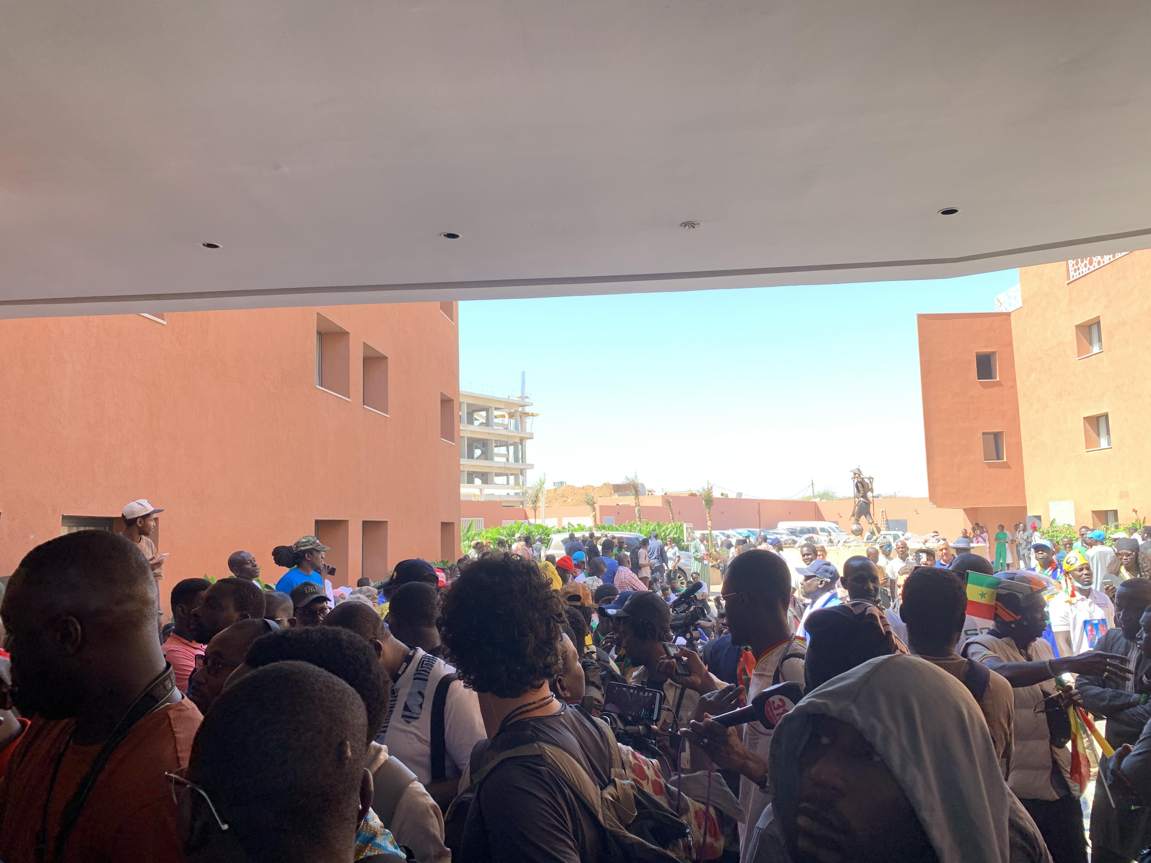 Conférence conjointe de Diomaye et de Sonko : Une bousculade énorme devant la porte d’entrée