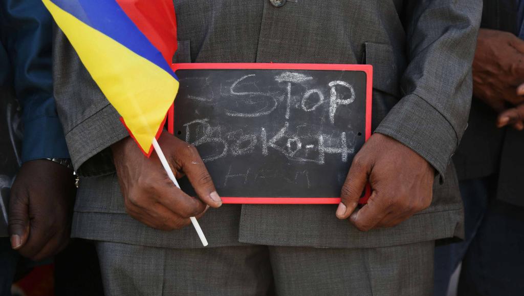 Un homme tient une pancarte «Stop Boko Haram» lors d'un rassemblement pour soutenir les troupes tchadiennes dans la lutte contre Boko Haram, à Ndjamena, le 17 Janvier 2015.
