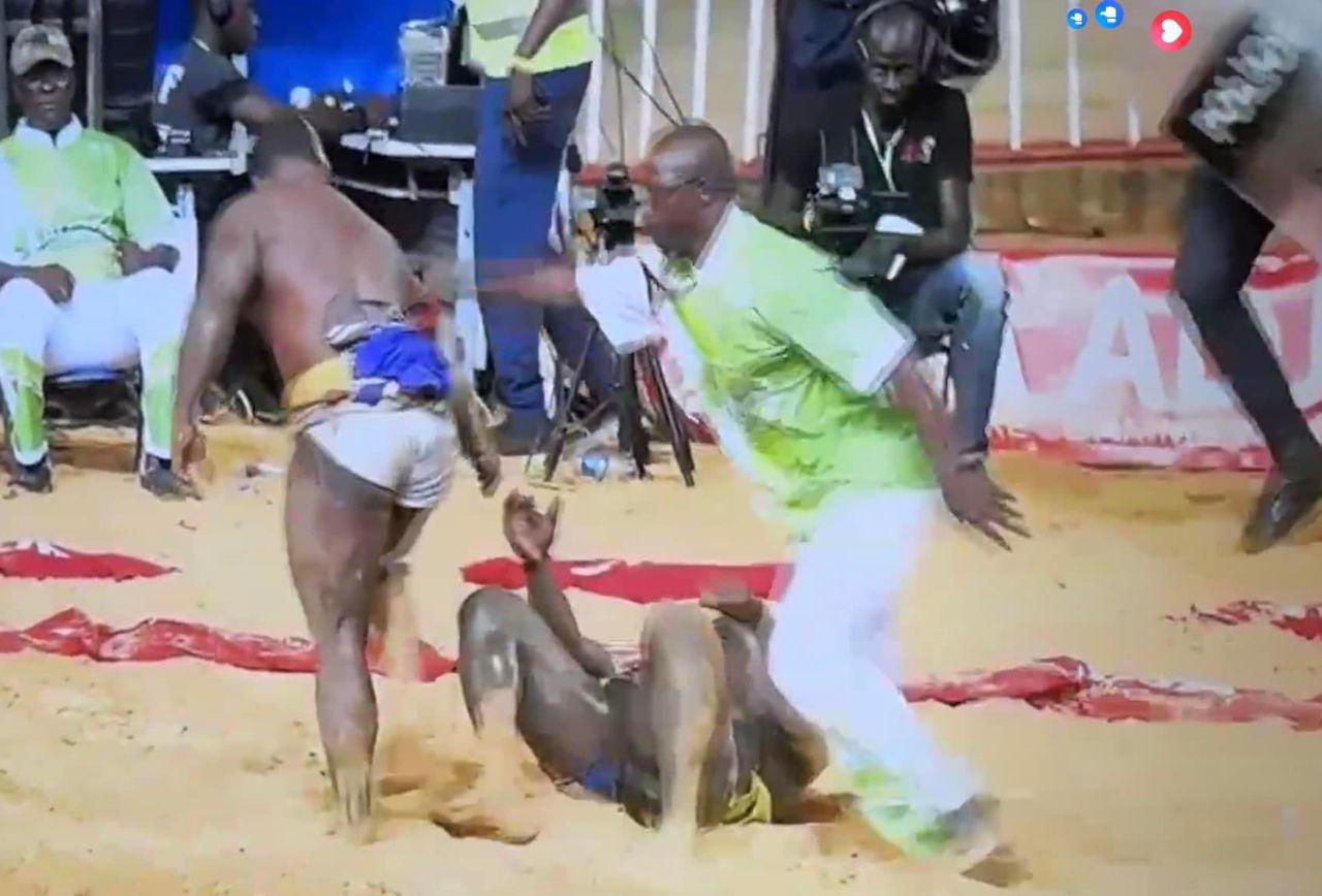Lutte : Eumeu Sène bat SaThiès dans un duel de gladiateurs
