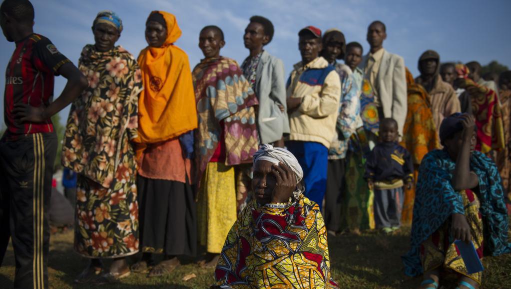 Devant un bureau de vote du village de Buye, ce mardi 21 juillet, dans la province burundaise de Ngozi. AFP PHOTO / PHIL MOORE