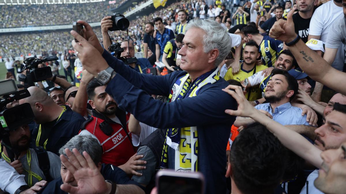 José Mourinho officiellement présenté à Fenerbahçe devant une foule immense