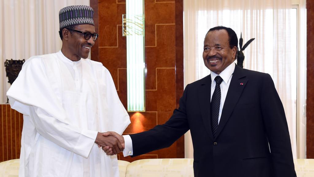 Le président nigérian Muhammadu Buhari (G) reçu par son homologue camerounais Paul Biya à Yaoundé, le 29 juillet 2015. AFP PHOTO / CAMEROON PRESIDENCY