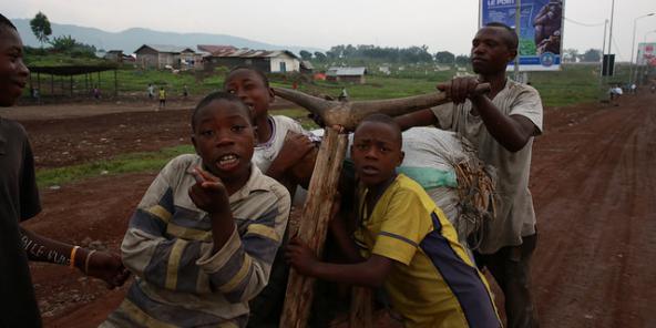 Des enfants s’amusent sur un vélo en bois, couramment utilisé pour le transport de marchandises, le 2 décembre 2014 à Goma, dans l'est de la RDC. © Monusco.