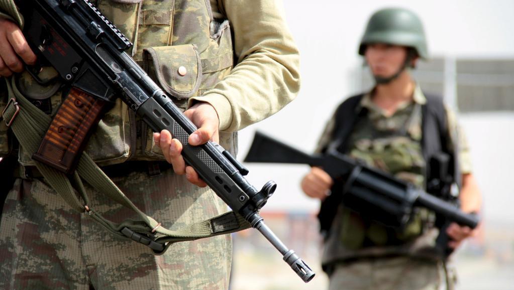Des soldats turcs au niveau d'un check-point sur la route principale reliant Mardin et Cizre, le 9 septembre 2015. REUTERS/Sertac Kayar