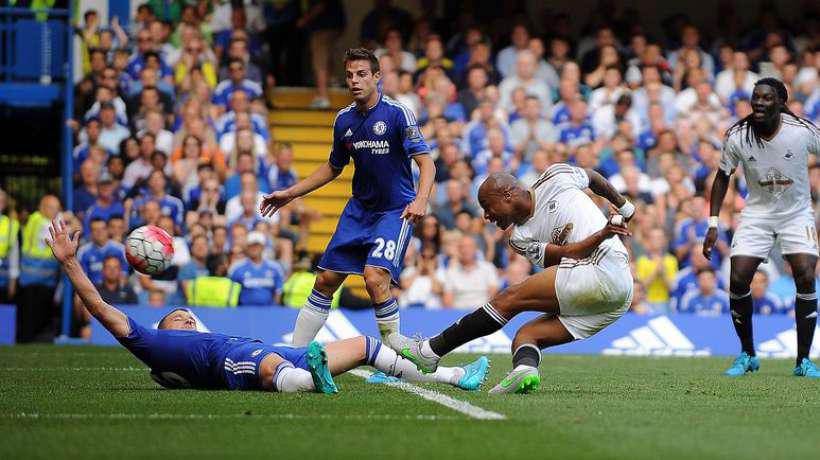 Ayew cartonne avec Swansea