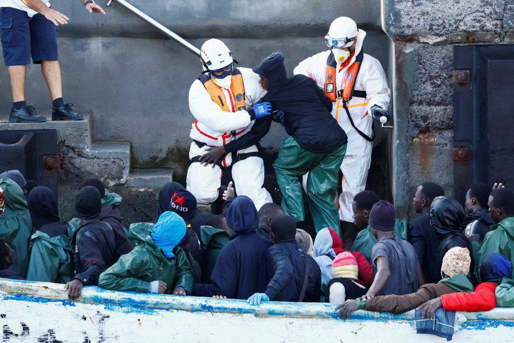 Des migrants débarquent au port de La Restinga, sur l'île d'El Hierro, le 30 septembre 2024. Crédit : Reuters