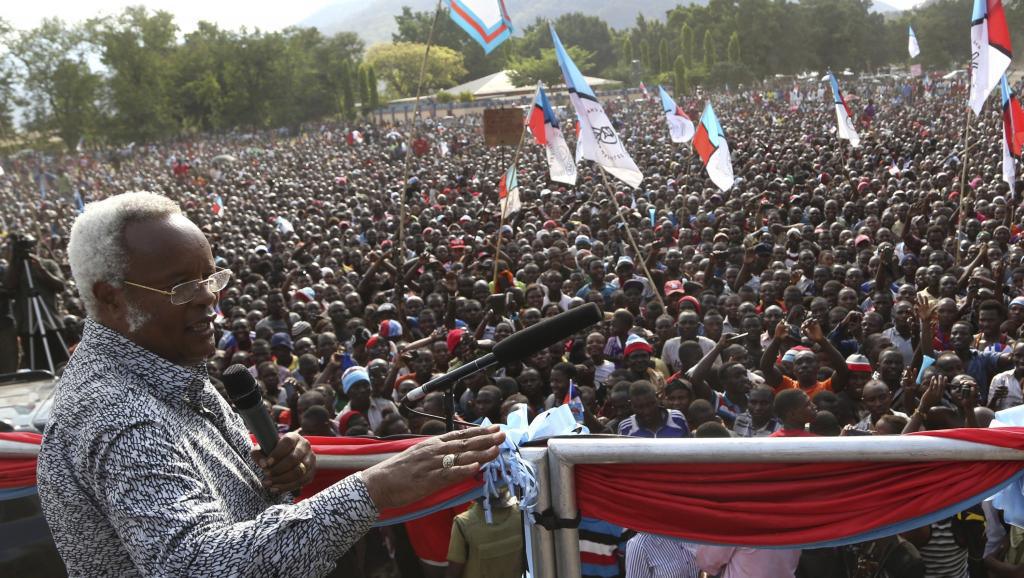 Edward Lowassa, ex-Premier ministre et candidat du parti de l'opposition Chadema (c) lors d'un meeting de campagne à Kilosa, dans la région de Morogoro, le 23 octobre 2015. Il est l'un des favoris de la présidentielle. REUTERS/Stringer