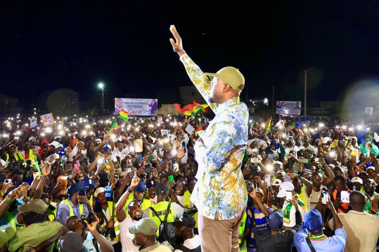 SONKO, L’HUMORISTE ET LE BALCON (Par BACARY DOMINGO MANE)