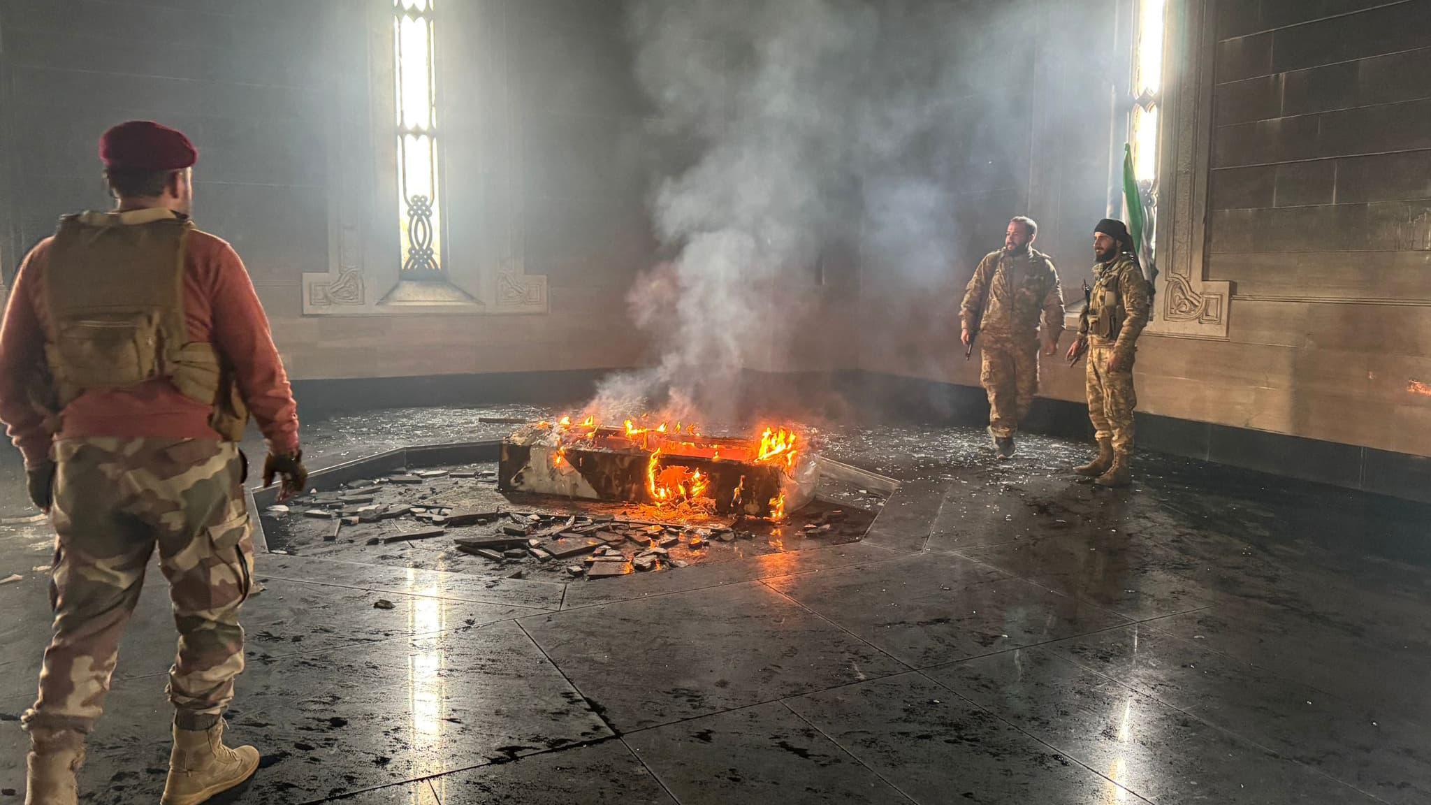 Syrie: le tombeau du père de Bachar el-Assad incendié par les rebelles