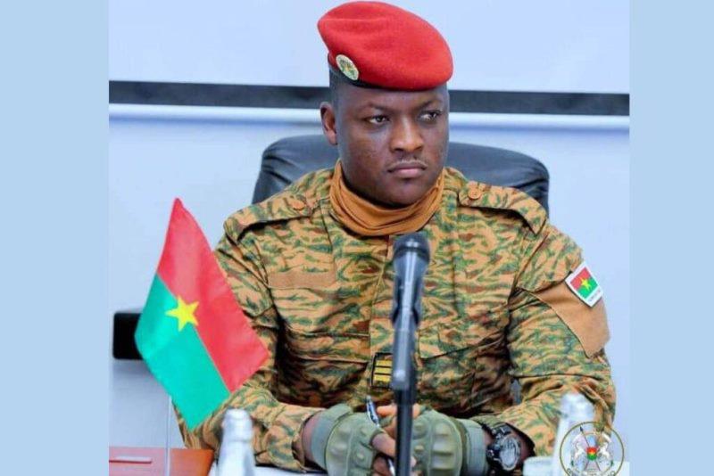 Le Président burkinabé répond à Macron : "je pense que s'il n'est pas athée, à chaque matin qu'il prie, il devrait aussi prier les Africains"