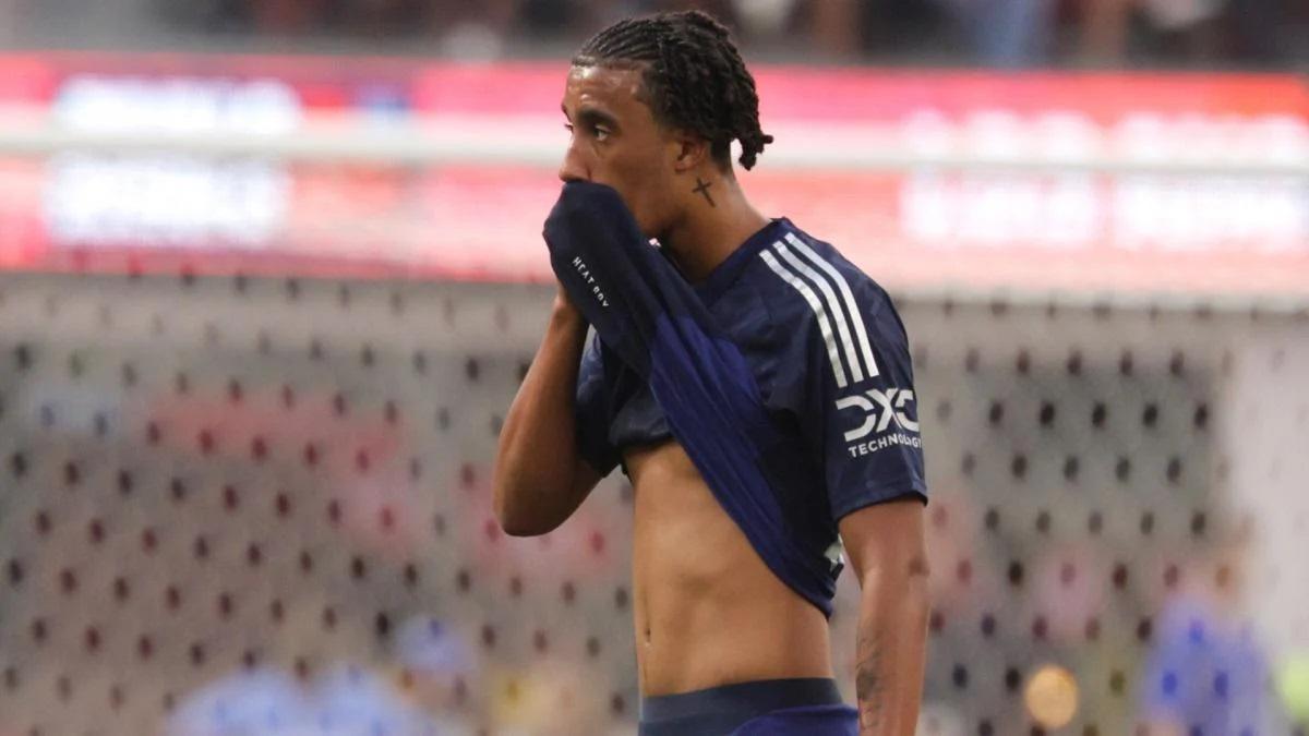 Manchester United : Leny Yoro se fait détruire en Angleterre