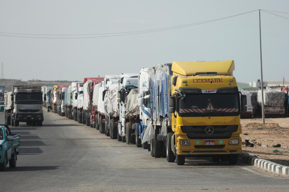 Bande de Gaza: trois otages libérées, les premiers camions d'aide arrivent
