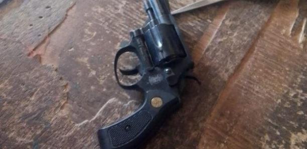 Rufisque : un jeune de 22 ans arrêté avec un pistolet chargé dans un bar