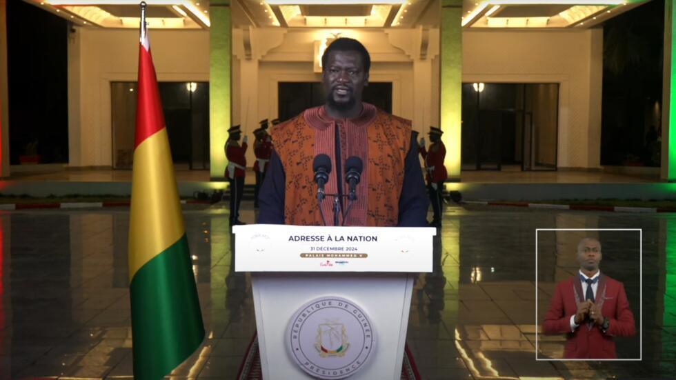 Guinée: les portraits géants de Mamadi Doumbouya à Conakry suscitent colère et questions