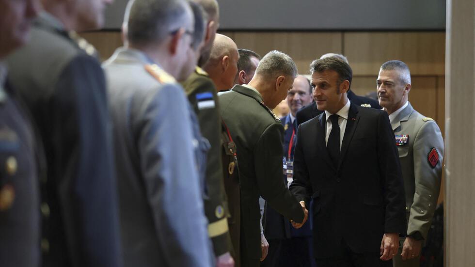 Ukraine: coup de fil Trump-Poutine, Macron s'active pour s'asseoir à la table des négociations