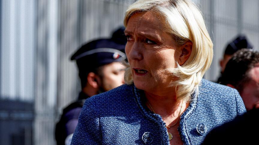 "Le système a sorti la bombe nucléaire", affirme Marine Le Pen devant les députés RN