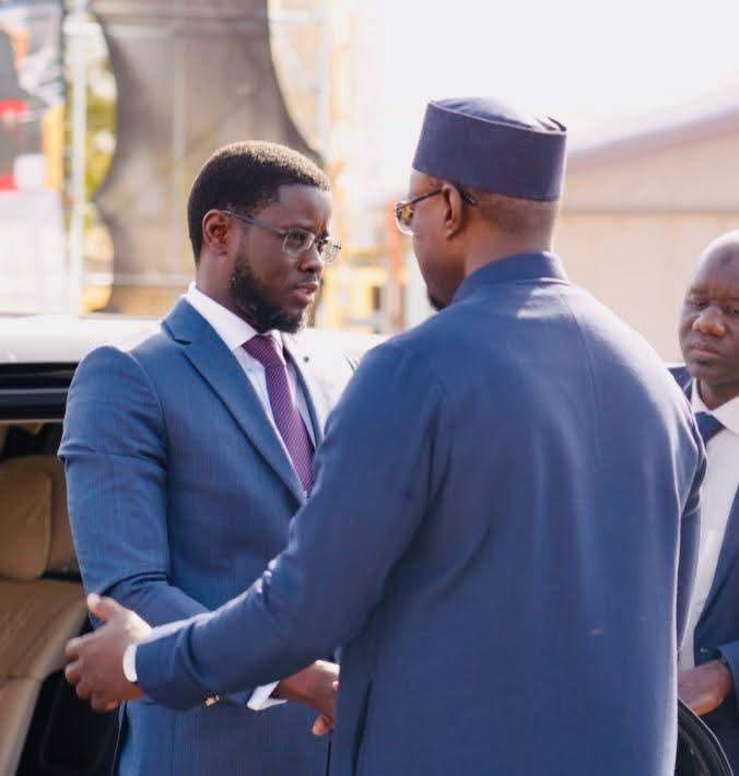 Fête de l'indépendance : En images l'arrivée du chef de l'Etat, Bassirou Diomaye Faye acceuilli par son premier ministre, Ousmane Sonko